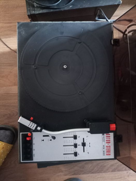 Odtwarzacz płyt winelowch marki UNITRA  wg- 900