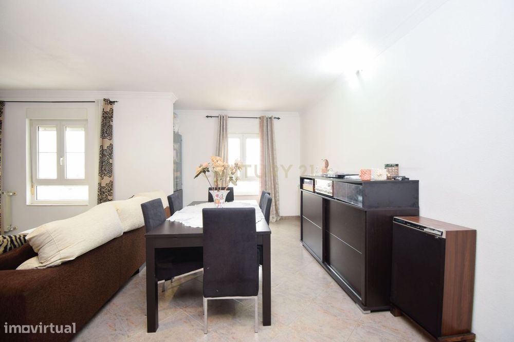 T3 Duplex 116m no Carregado em urbanização tranquila com acesso direto