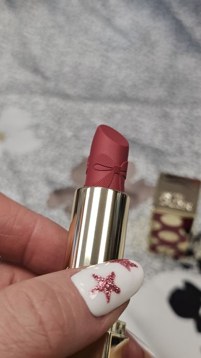 Estée Lauder Limited Edition Lipstick w odcieniu Velvet Ribbon.