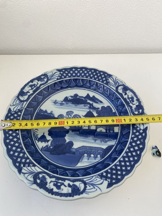 Prato de porcelana chinesa azul e branca com base alta