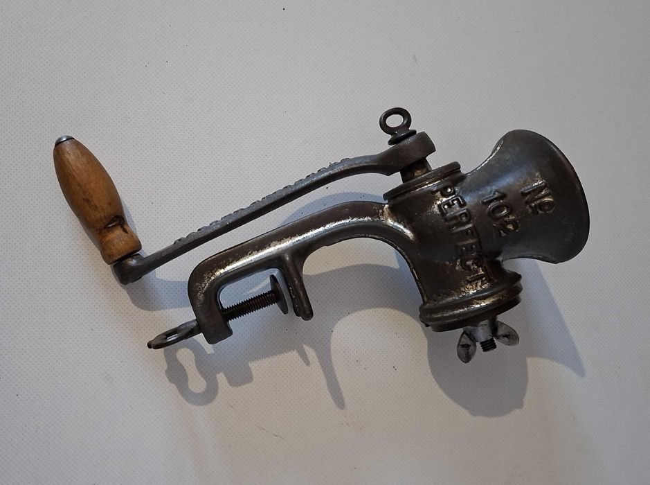 Máquina antiga de picar carne Husqvarna 102 - Sweden