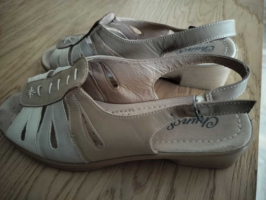Buty damskie sandałki 39 koturn gumki wsuwane 25cm skóra Chun Sen