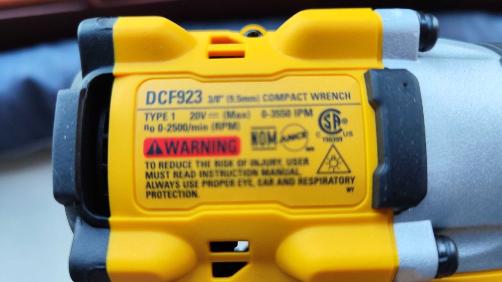 DeWalt  DCB 923b 610nm (tenho vários extras)