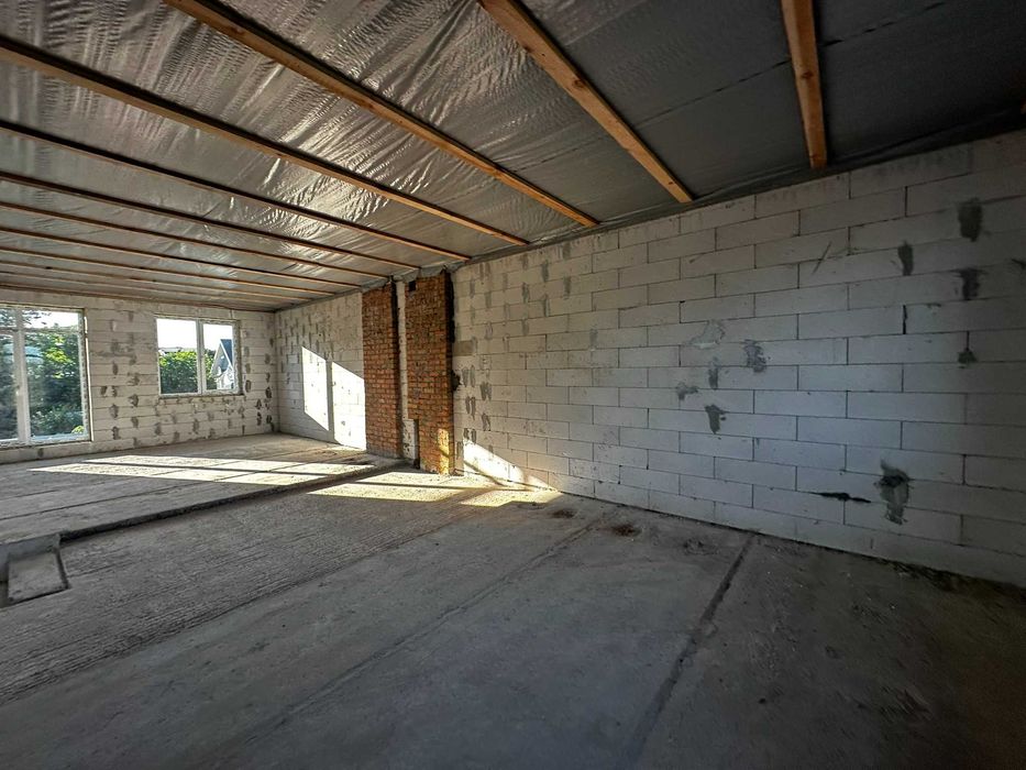 Будинок біля озера з пляжем