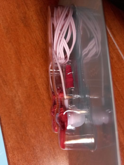 Auriculares novos e embalados.