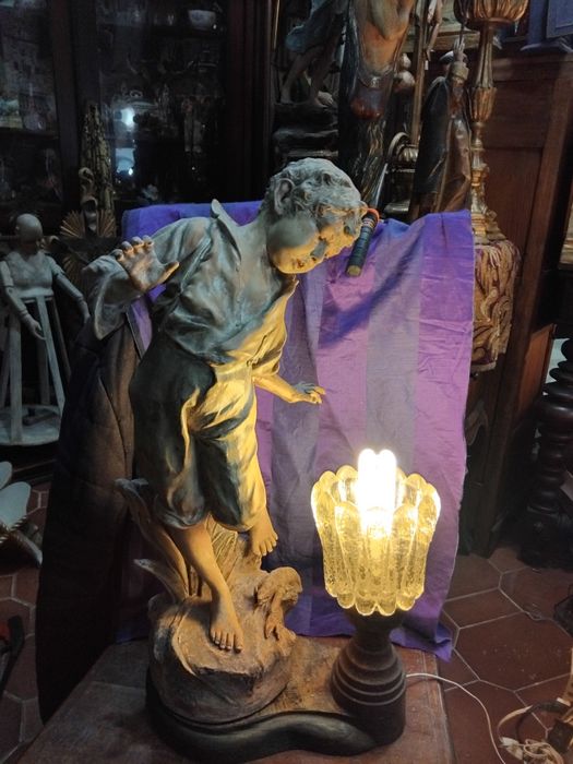 Candeeiro Escultura antiga de menino em terra-cota e madeira