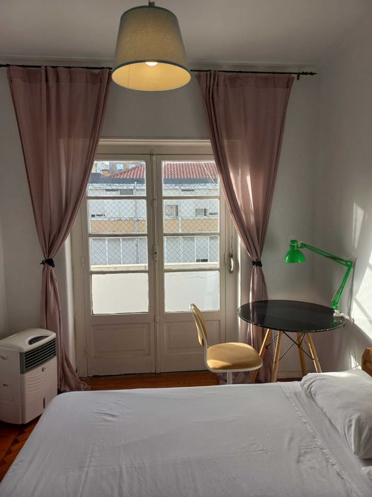 Quarto a 4 min a pé do comboio e 10 do metro Reboleira