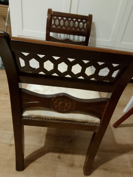 Stylowa ławeczka drewno ozdobne i nowoczesny stolik