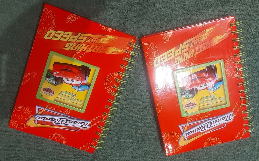 MCQueen Ttroley e cadernos.