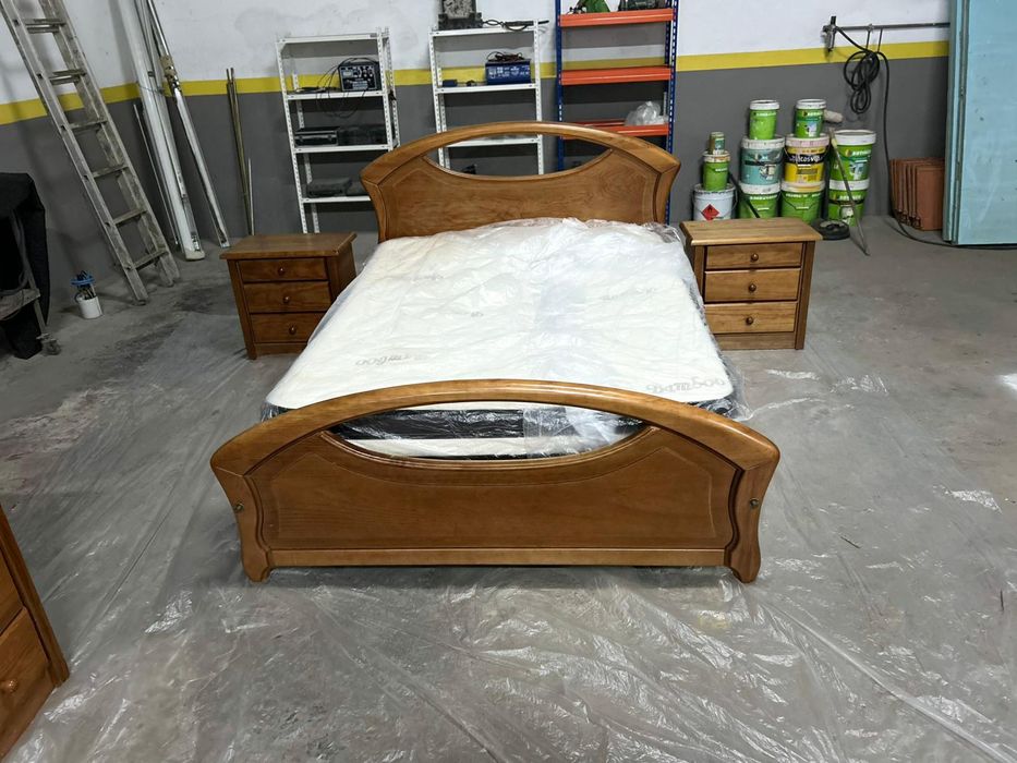 Cama de Casal com Mobília