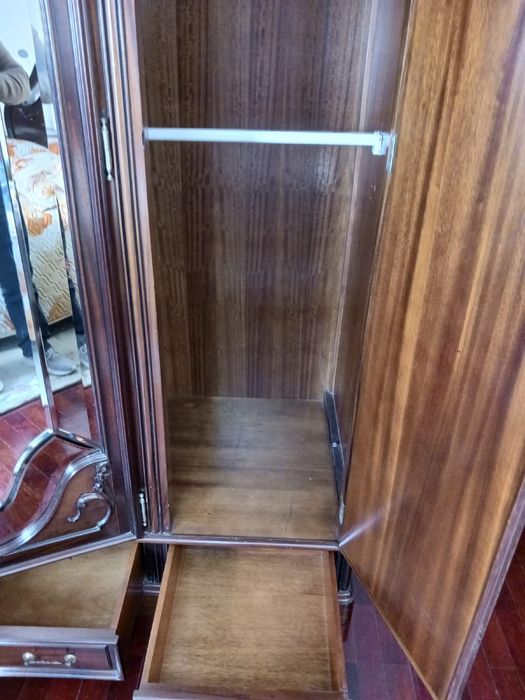 Roupeiro de madeira maciça com 4 portas