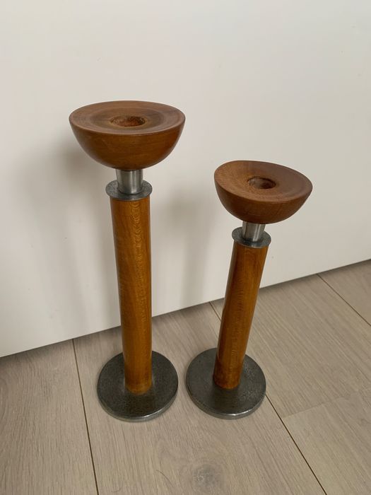 2 castiçais em estado e madeira