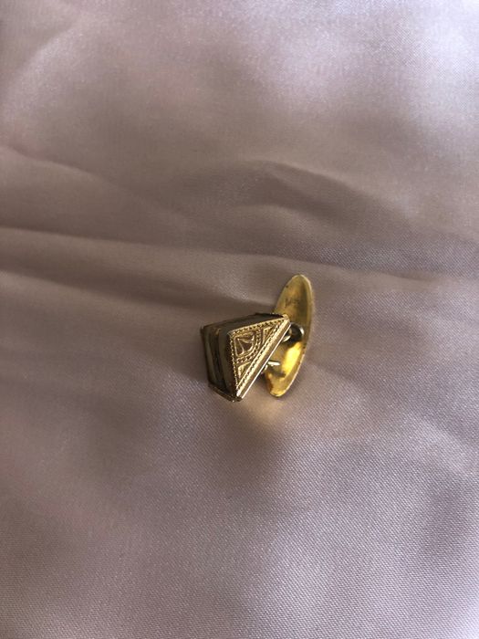 Botão de lapela dourado