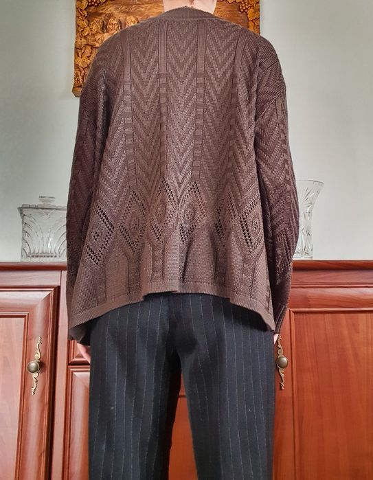 Brązowy sweter w geometryczne wzory