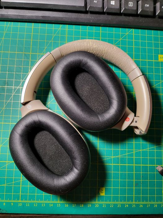 Sony wh-1000xm2.
