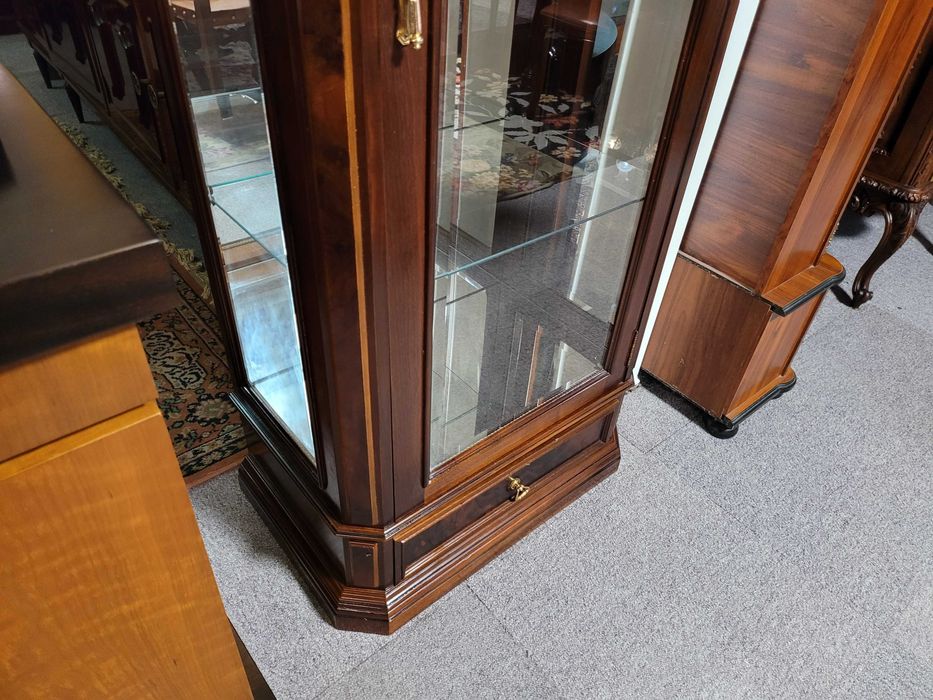 Cristaleira em madeira, prateleiras em vidro e fundo em es