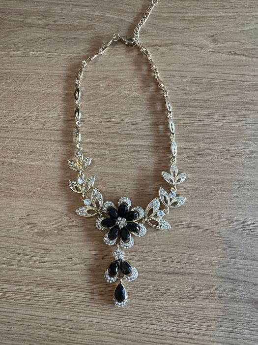 Colar Dourado Flor Preta Novo