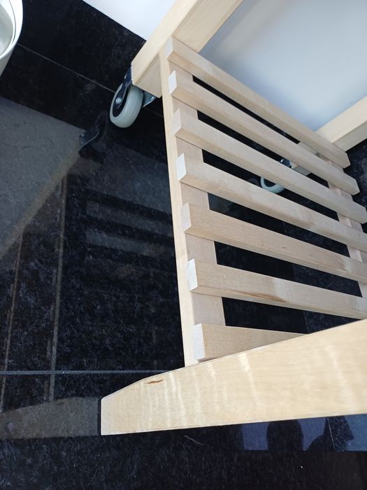 Mesa de apoio com rodas