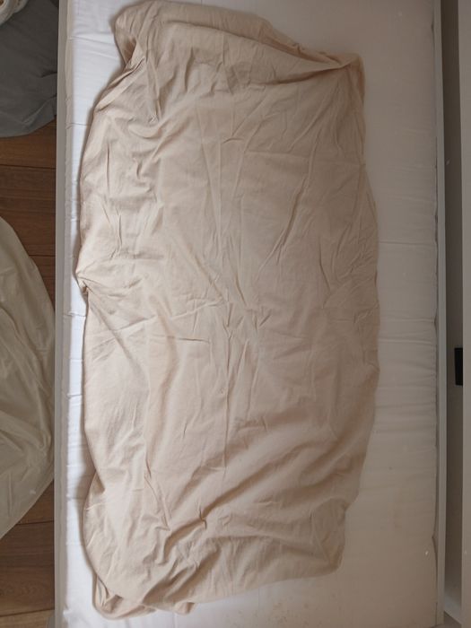 Dwa prześcieradła i ochraniacze