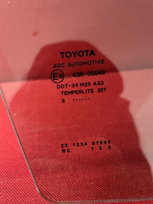 Szyba prawa boczna Corolla e21 przednia przód Toyota