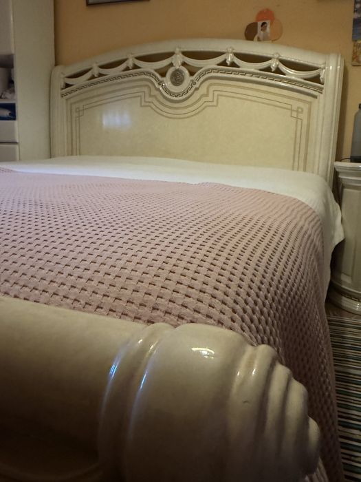 Cama de Casal Clássica em Madeira Lacada – Muito Bom Estado