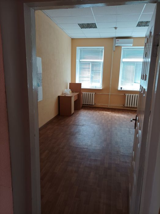 Оренда офісних 5,8 квм та  13 квм та склад приміщень Мрії 12