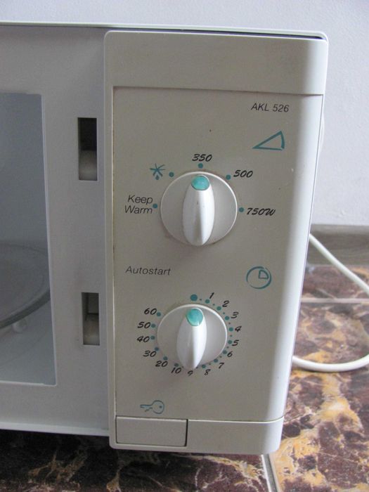 Kuchenka  Mikrofalowa IGNIS AKL 526