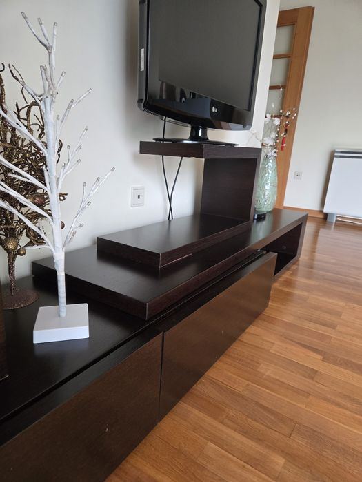 Movel de TV com gavetas e prateleira