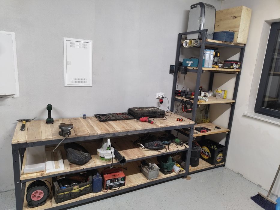 Stół warsztatowy . Regał