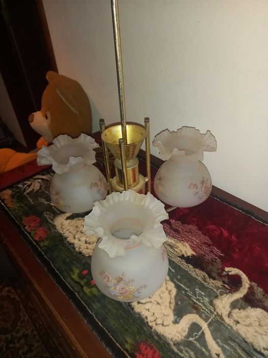 Televisão a funcionar e candeeiro