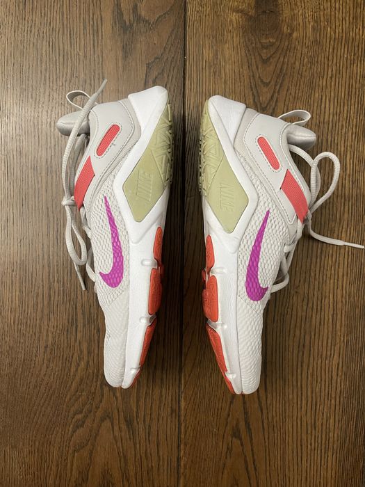 Nike Legend Essential damskie sneakersy 38