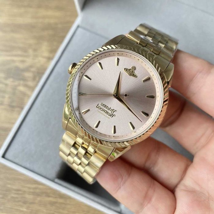 Unikalnie zaprojektowany damski zegarek w kolorze szampańskim.