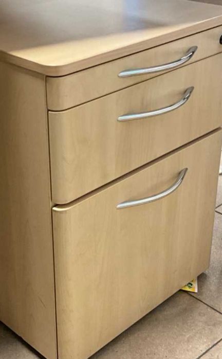 Biurko -wyposazenie biura