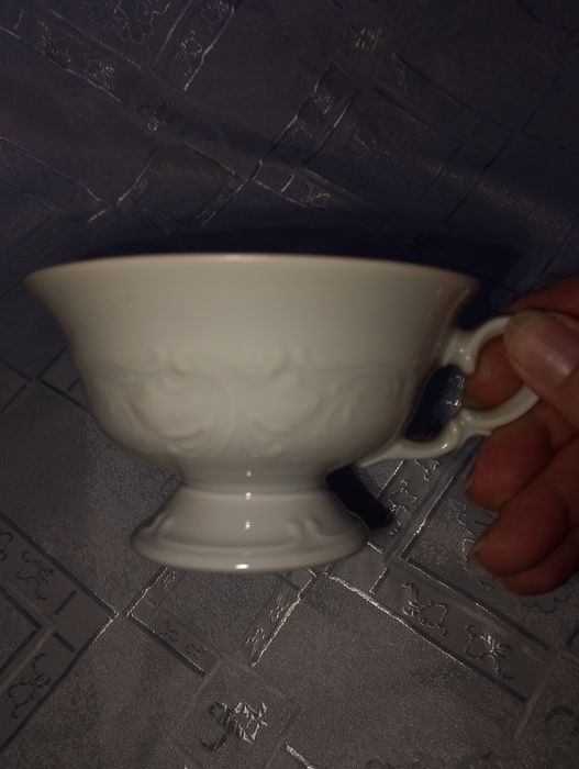 Biała filiżanka do herbaty na stopce