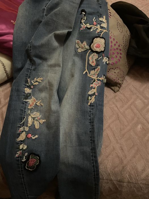 Calça de ganga bordada da D