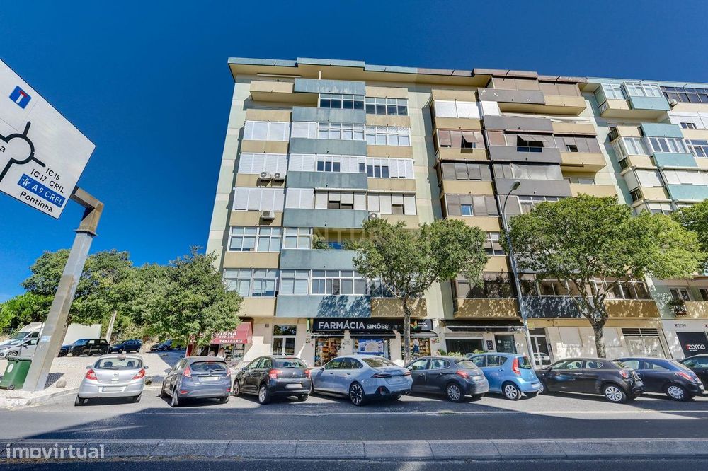 Apartamento T4 com 129 m² e estacionamento — Calçada do Tojal, oportun
