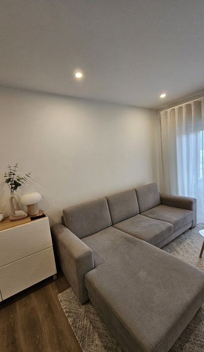 Sofá cinzento com Chaise Long