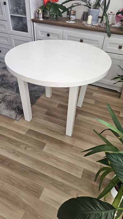 Biały okrągły drewniany stół