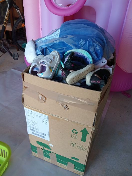 Vendo 2 caixas de  roupa de menina de 1 ano e meio a 3 anos