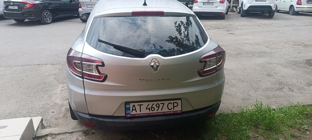 Меган  2010 рік     Економне,сімейне авто