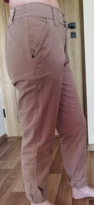 Spodnie joggery beżowe