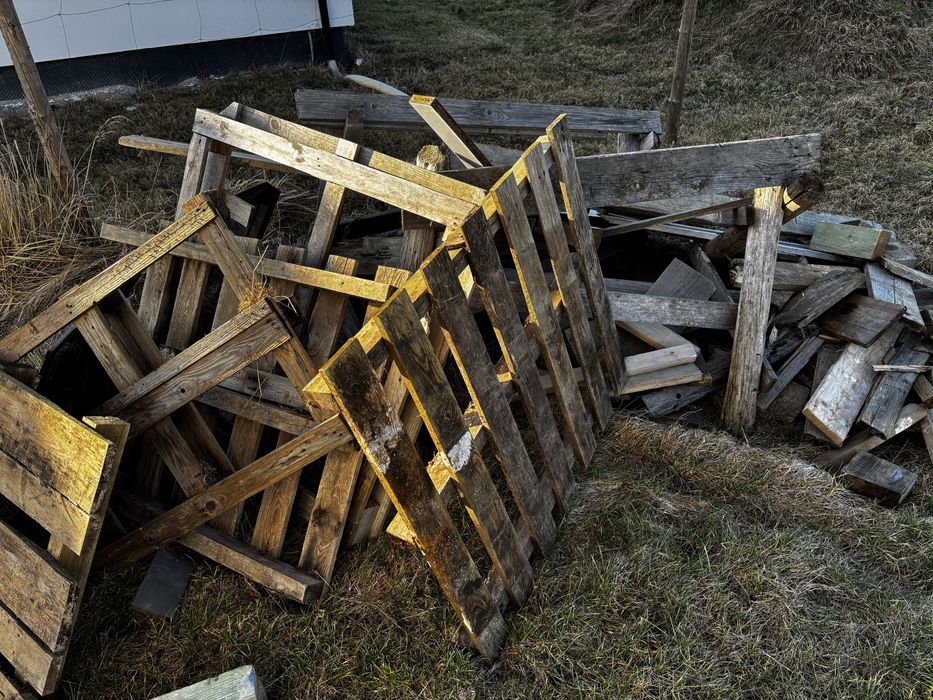Deski, palety, pozostałości po budowie