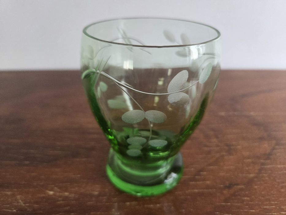 Copo e prato em vidro verde antigo