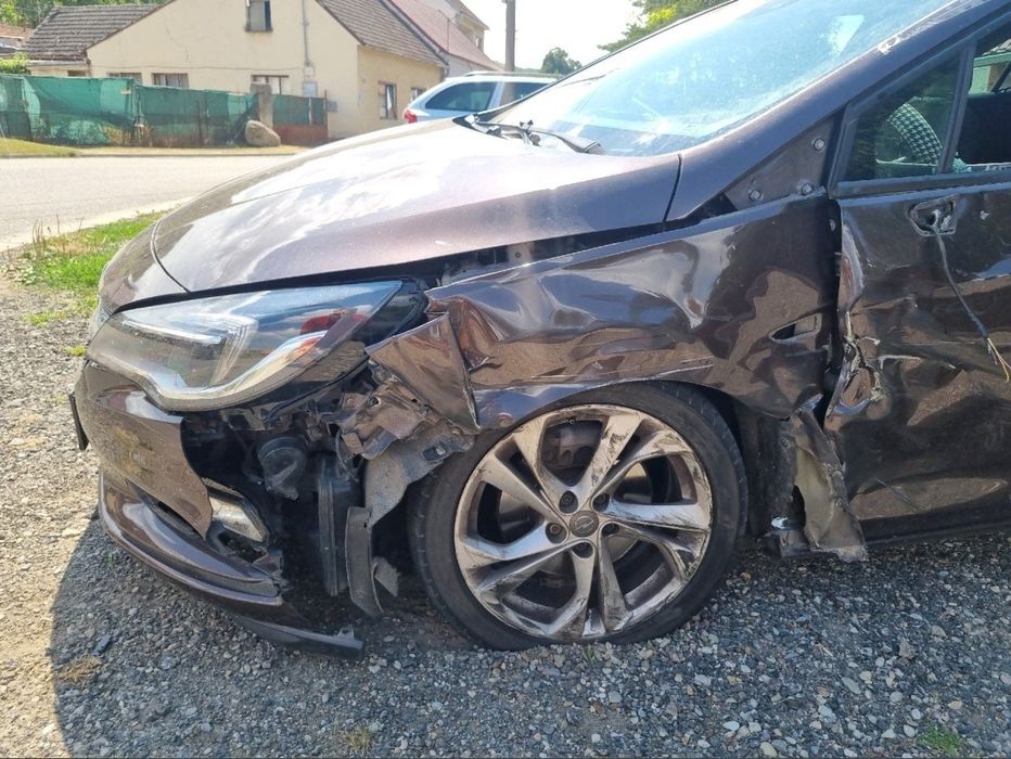 Opel Astra 1.6 biturbo uszkodzony  lewy przód