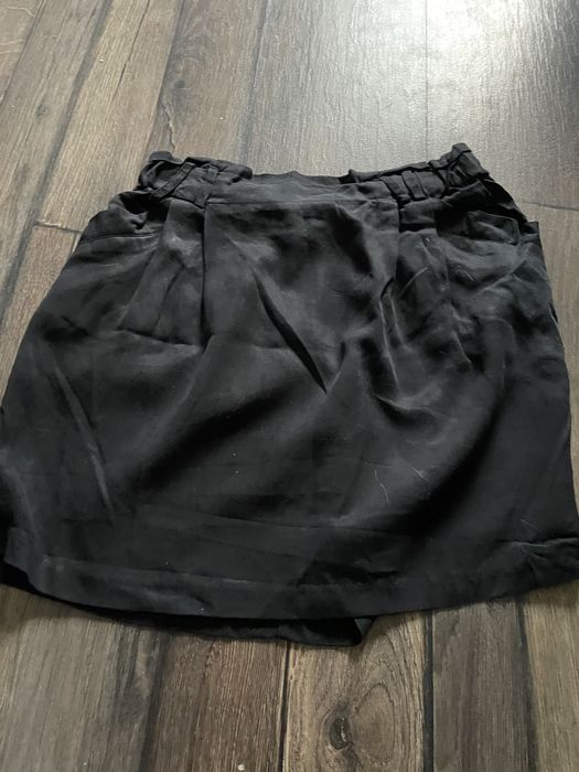 Czarna spodnica mini Bershka urwana szlufka