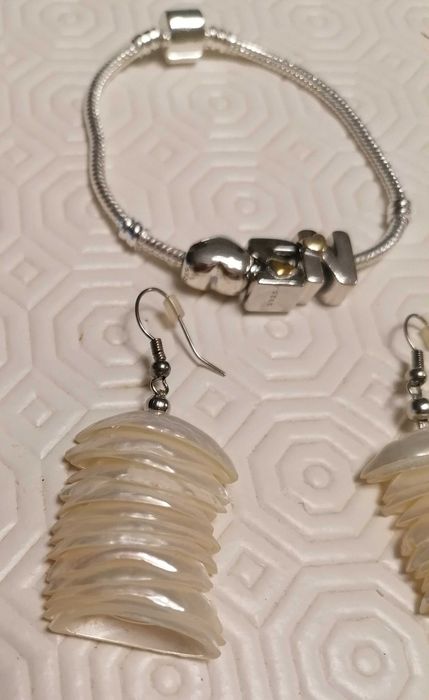 Brincos e pulseira, o lote todo por 10€