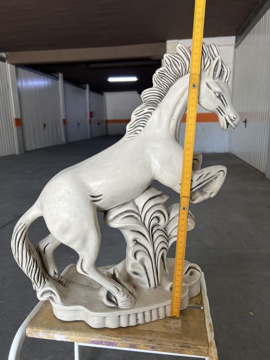 Estatuetas colecionaveis  cavalos e menino estudioso