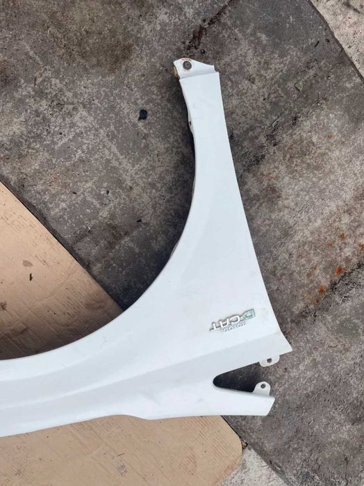 Błotnik prawy przód Toyota Avensis t29 kolor 040