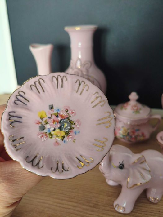 Zestaw miniatur kolekcjonerskich z różowej porcelany Czechy