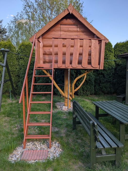Drewniany domek na kurzej łapce